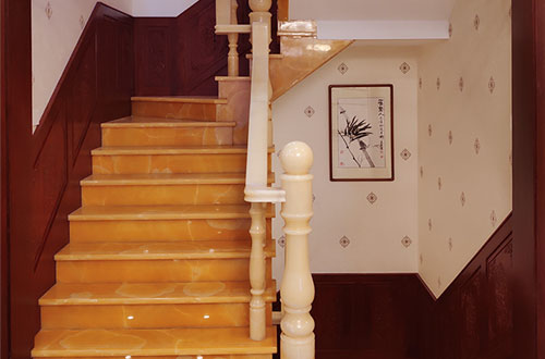化州中式别墅室内汉白玉石楼梯的定制安装装饰效果